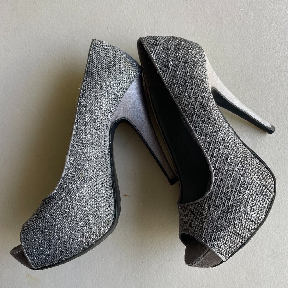 Chinese Laundry Silver Sparkly Peep Toe Platform Pumps 7M Glitter Mesh Glam